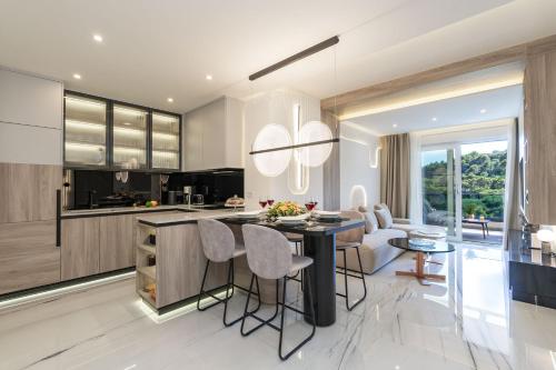 The Signature Suite - two bedroom modern apartment in Lapad