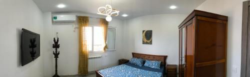 Katil atau katil-katil dalam bilik di apartment rental with sea view