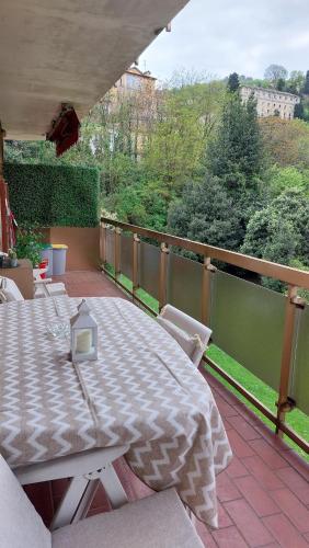 a patio with a table and chairs on a balcony at Casa vacanza PASsaggio in Como