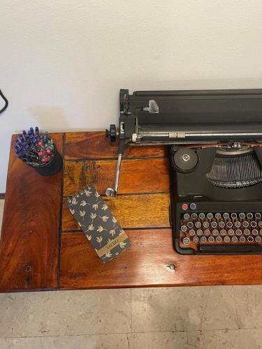 a sewing machine sitting on top of a wooden table at Casa vacanza PASsaggio in Como