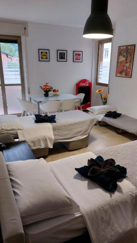 a room with several beds and a table at Casa vacanza PASsaggio in Como