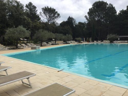 Bazén v ubytování Bastidon provençal dans domaine naturiste nebo v jeho okolí