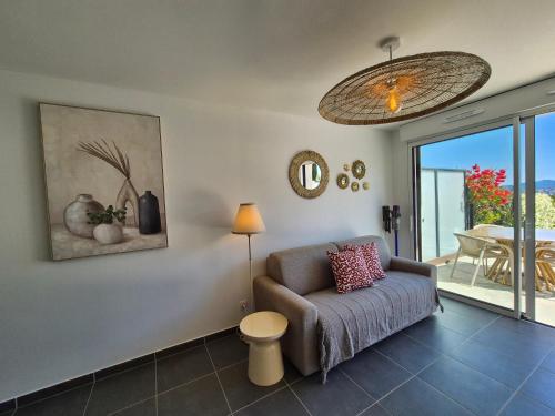 un salon avec un canapé et une table dans l'établissement T2 neuf avec sa magnifique vue mer sur la baie de Bandol, à Bandol