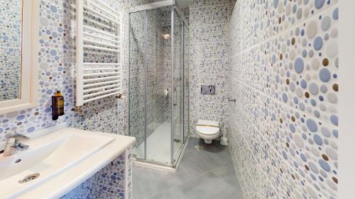 a bathroom with a sink and a shower and a toilet at Apartamentos Concorde in Alicante