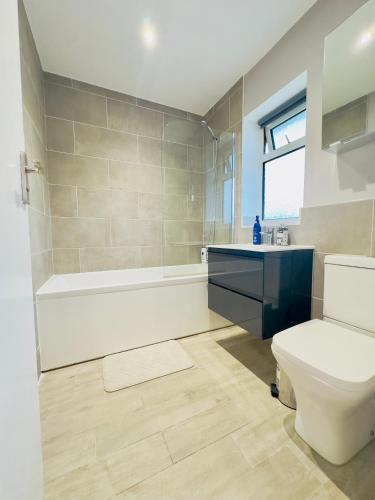 Ένα μπάνιο στο 77Co-Guesthouse by Bexleyheath