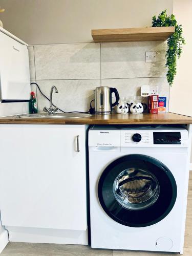 Η κουζίνα ή μικρή κουζίνα στο 77Co-Guesthouse by Bexleyheath