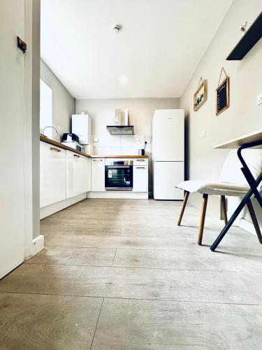 Η κουζίνα ή μικρή κουζίνα στο 77Co-Guesthouse by Bexleyheath