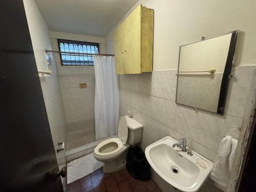 Bilik mandi di DUPLEXU PANAMA Homestay