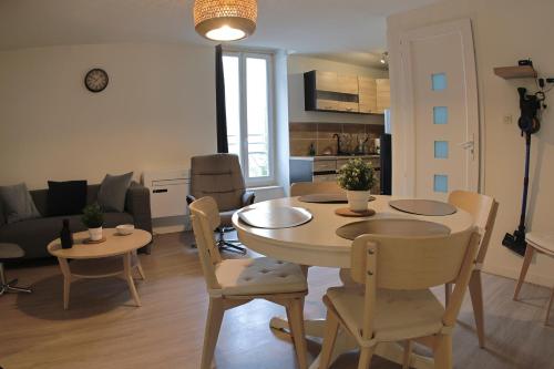 une salle à manger et un salon avec une table et des chaises dans l'établissement Résidence Arceaux - 3 chambres à Pont-Saint-Esprit, à Pont-Saint-Esprit
