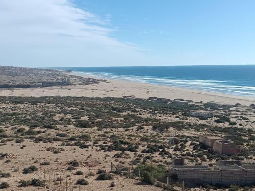 a view of a beach and the ocean at Appartement lumineux avec vue mer à Sidi Rbat Entre nature et océan in Sidi Rbat