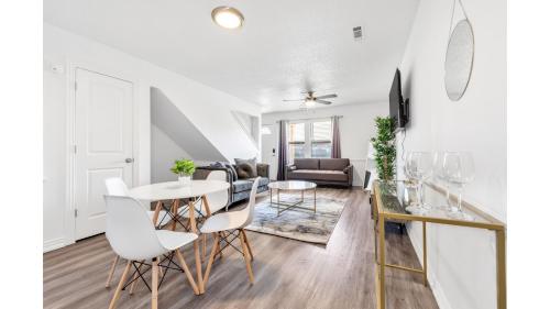 ベントンビルにあるCozy 2BD Near Walmart HQ with Long Stay Savingsのテーブルと椅子のあるダイニングルームとリビングルーム