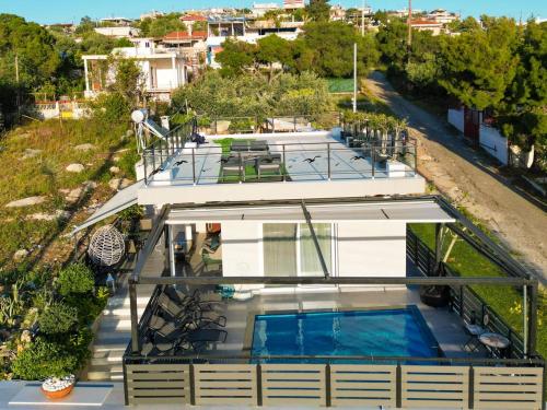 サラミスにあるVilla Laurelaのスイミングプール付きの家屋の上面の景色