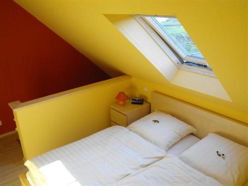 - une chambre avec un lit et une fenêtre dans l'établissement Marcos Heuboden, à Oberzissen