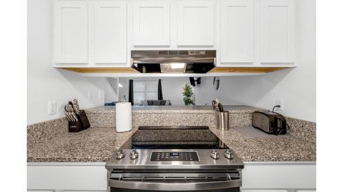 Cozy 3BD Near Walmart HQ with Long Stay Savingsにあるキッチンまたは簡易キッチン