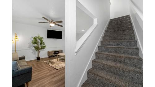 Cozy 3BD Near Walmart HQ with Long Stay Savingsにあるテレビまたはエンターテインメントセンター