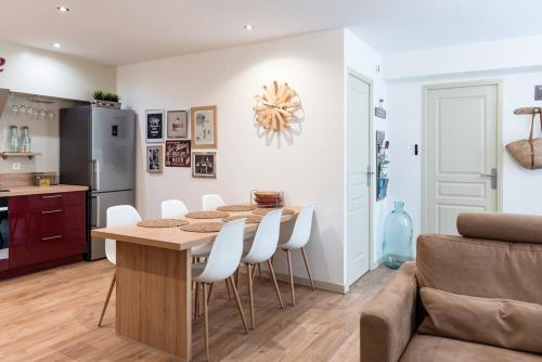une cuisine et une salle à manger avec une table et des chaises dans l'établissement Le Cocon au centre d'Arcachon, plage à pied, à Arcachon