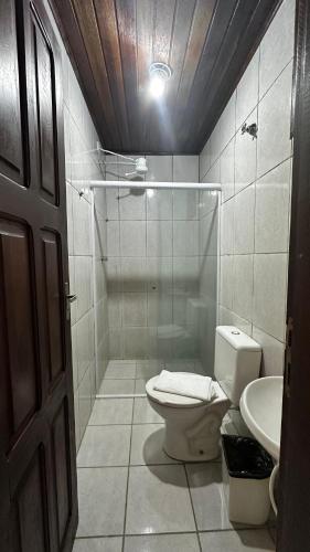 a bathroom with a toilet and a sink at Casa do Mar Inn Paraty in Paraty
