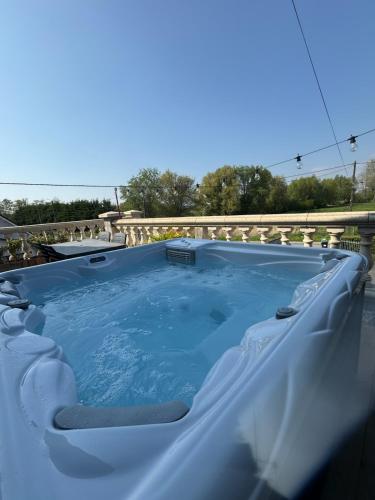 une baignoire jacuzzi au-dessus d'un bâtiment dans l'établissement Évasion en baie de Somme avec spa privatif, à Ponthoile