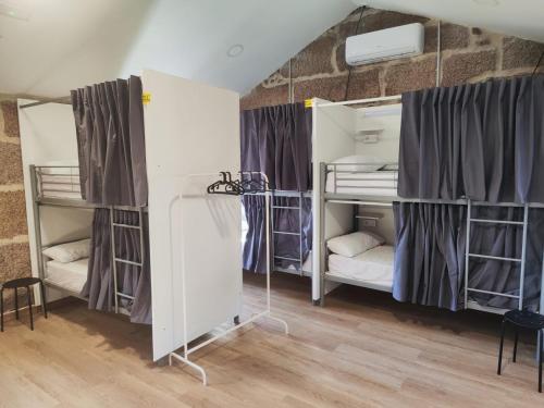 オ・ポリーニョにあるAlbergue SoMosの部屋にある二段ベッドのグループ