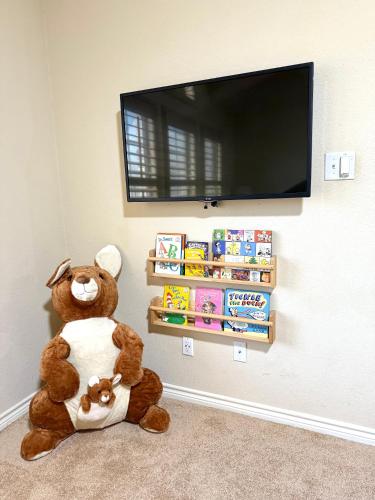 TV a/nebo společenská místnost v ubytování Luxury 5BR Retreat, Kid's Playroom! Near Lake Hubbard, Vineyard Views