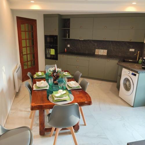 une cuisine avec une table en bois avec des assiettes de nourriture dessus dans l'établissement Magnifique villa au cœur de la nature, à Marigny-en-Orxois