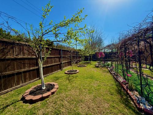 Zahrada ubytování Luxury 5BR Retreat, Kid's Playroom! Near Lake Hubbard, Vineyard Views