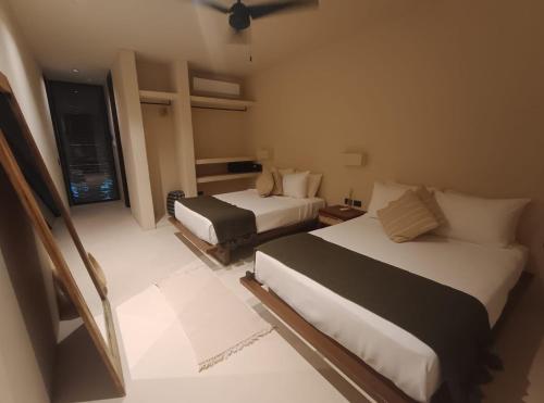 Postel nebo postele na pokoji v ubytování DownTown Tulum Hotel
