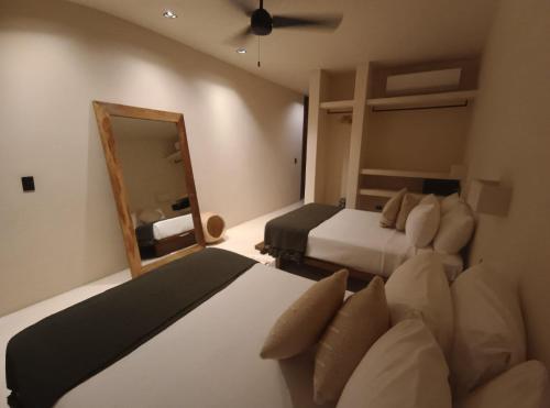 Postel nebo postele na pokoji v ubytování DownTown Tulum Hotel