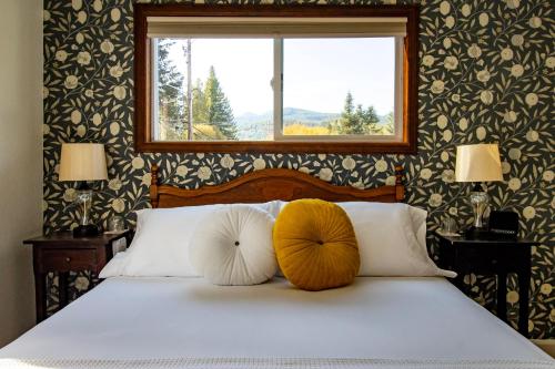 Postel nebo postele na pokoji v ubytování Historic Hotel Packwood