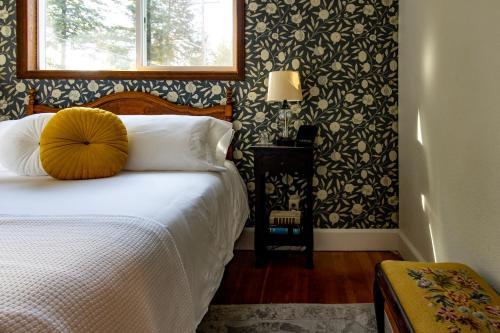 Postel nebo postele na pokoji v ubytování Historic Hotel Packwood