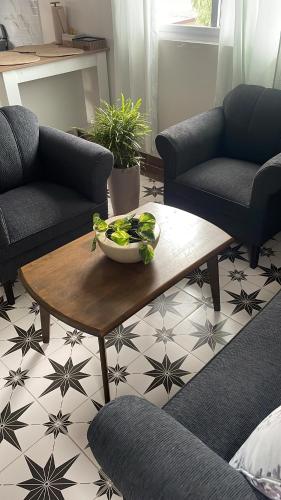 a living room with a table and two couches at Hermoso apartamento en Cerro Viento in Juan Díaz