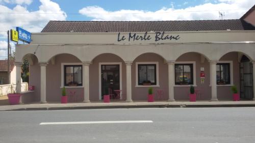 Fotografie z fotogalerie ubytování Le Merle Blanc Hôtel Logis v destinaci Digoin