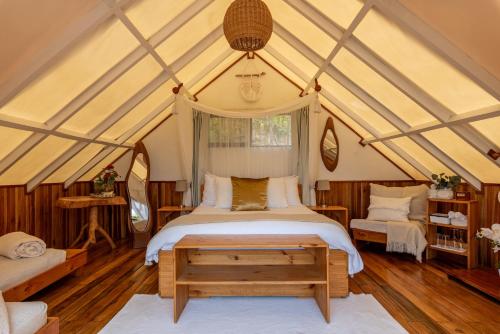 Postel nebo postele na pokoji v ubytování Monteverde Alas Glamping