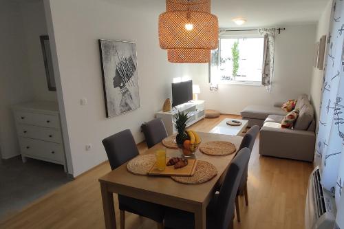 Apartments with parking space Zadar - 21550