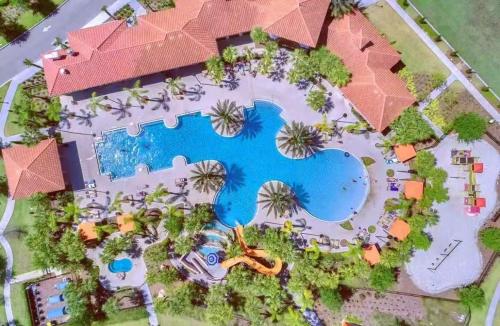 een bovenaanzicht van een resort met zwembad bij Elegant King Suite Room -Private Bath-5 Star Resort-Pool-SPA-Club-Disney-Water Park-WiFi-Smart TV in Davenport