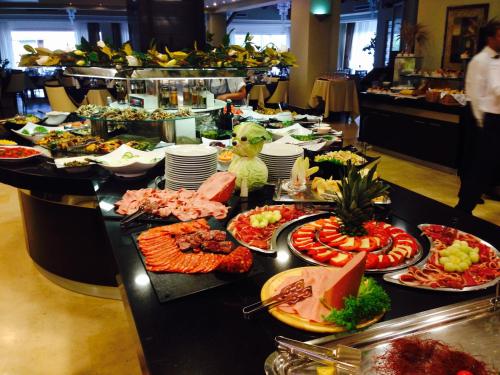 Comida en o cerca de este hotel