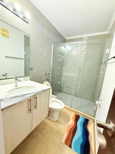 a bathroom with a sink and a toilet and a shower at Hermoso apartamento para sentirse como en casa in Panama City