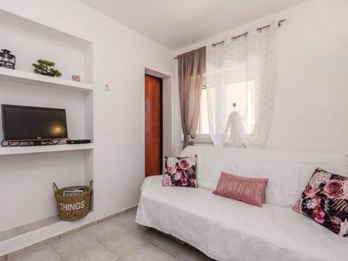 Charming One Bedroom Apartment Povljana - One Bedroom Apartment