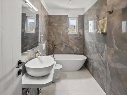 O baie la Three-Bedroom Penthouse Apartment