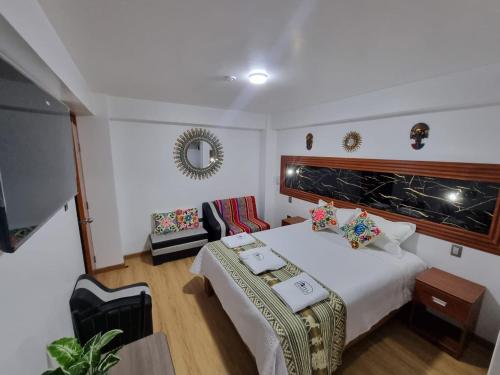 a hotel room with a bed and a mirror at Hotel Hatun Sumac Wasi in Sicuani