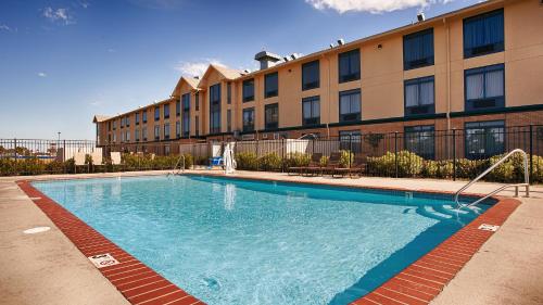 un hôtel avec une piscine devant un bâtiment dans l'établissement Inn at Coushatta, à Kinder