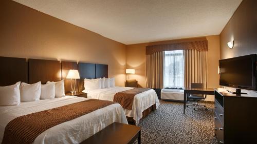 une chambre d'hôtel avec deux lits et une télévision à écran plat dans l'établissement Inn at Coushatta, à Kinder