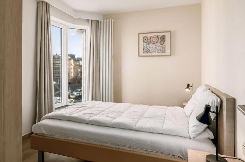 a bedroom with a bed and a large window at Idesende 2-0203 P in Sint-Idesbald