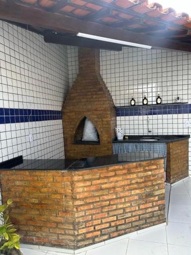 a kitchen with a brick oven in a wall at Casa com piscina e área gourmet para o São João in Campina Grande