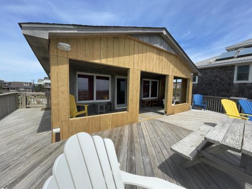 ハッテラスにある57151 Lighthouse Rd Homeのデッキ(テーブル、椅子付)が備わる家