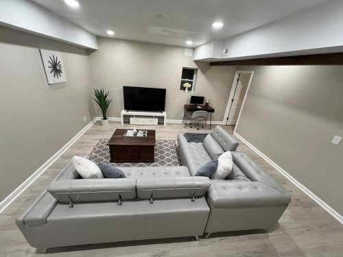 TV a/nebo společenská místnost v ubytování Modern Basement Retreat 2BR King suite