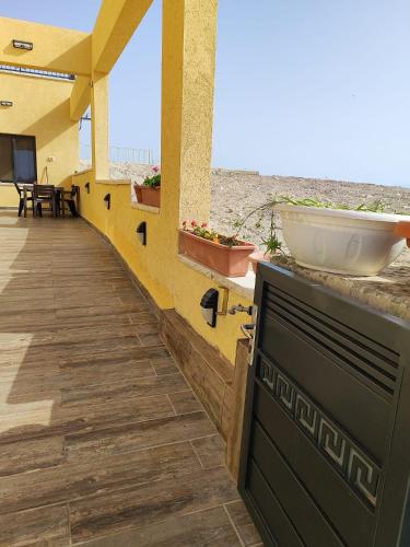 a room with a counter with a sink and a table at זוהר במדבר ים המלח in Neve Zohar