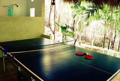 Casa con alberca y acceso directo a la playaの敷地内または近くにある卓球施設