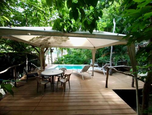 Casa con alberca y acceso directo a la playaの敷地内または近くにあるプール