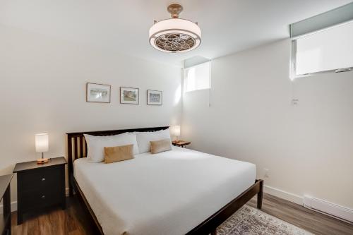 Postel nebo postele na pokoji v ubytování Stirling All Suites Hotel